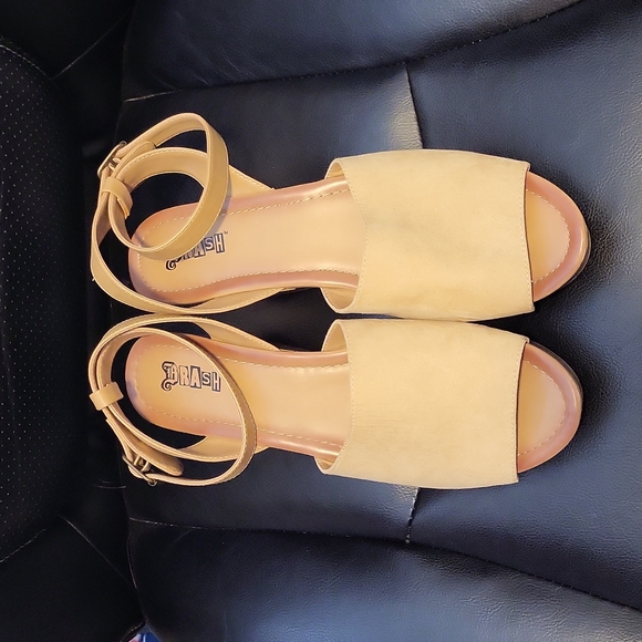 Brash Wedge Sandals 10 - Picture 1 of 7